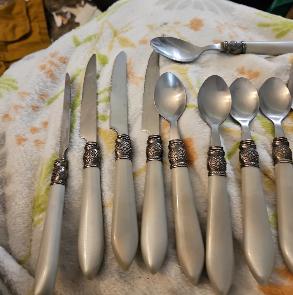Pearl White Decorative Handle Flatware Set - 13 Piece (Knives & Spoons& Forks